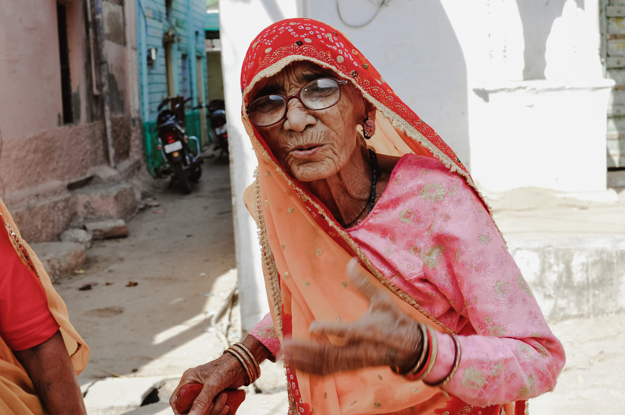 señora gafas viaje a la india