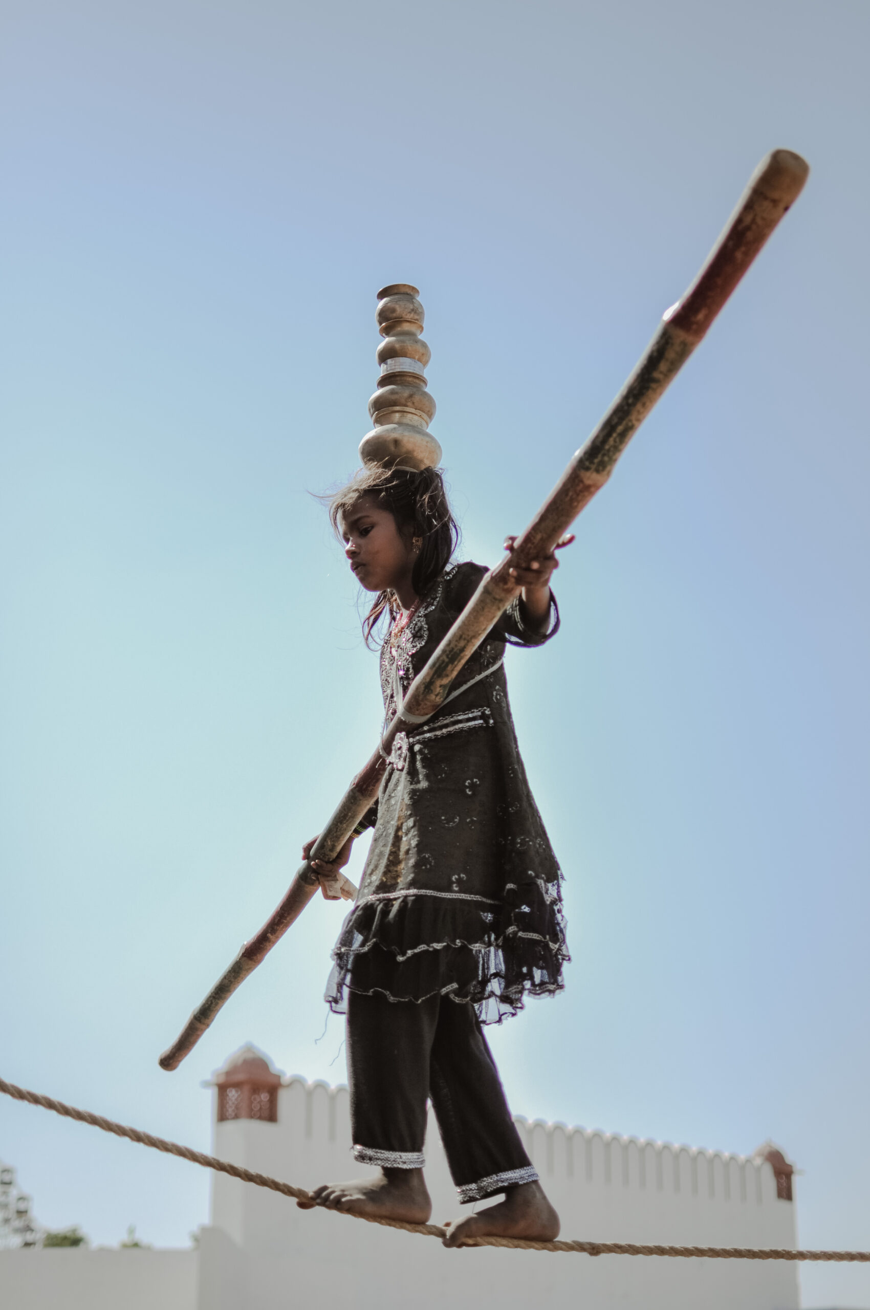 niña malabarista india